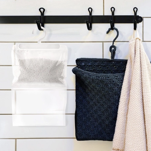 Suspension facile dans l’armoire comme dans la salle de bain