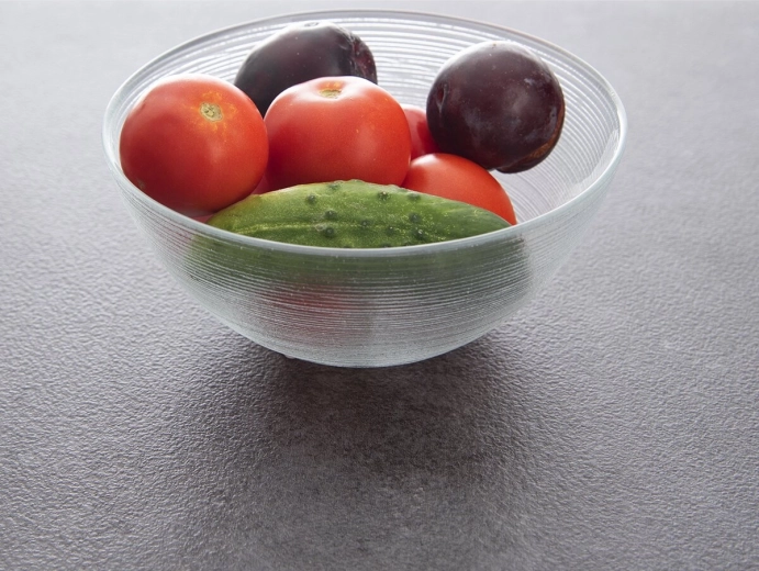 Un verre transparent élégant qui met en valeur le contenu