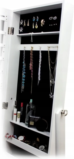 Agencement intérieur étudié pour bijoux et accessoires