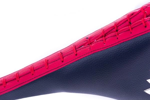 Cuir synthétique résistant et coutures solides