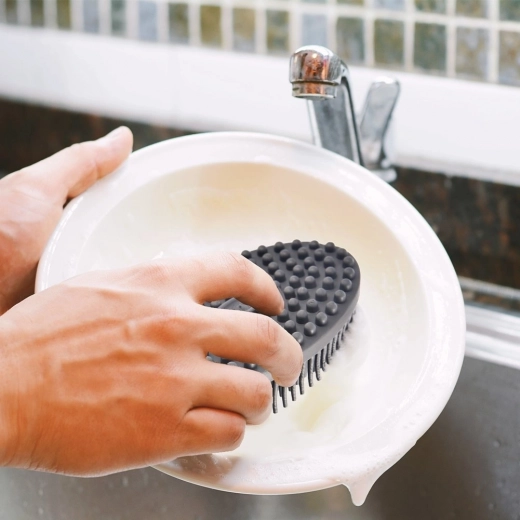 Douce pour la vaisselle, efficace contre les saletés