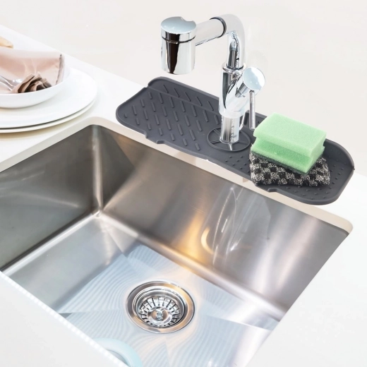 Surface propre et sèche autour du robinet