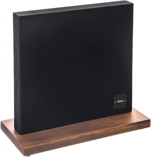 Alliance élégante d’une surface noire et de bois d’acacia