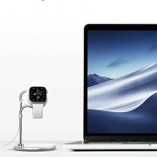 Ordre sur le bureau et la table de chevet