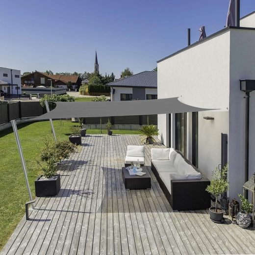 Une ombre agréable sur la terrasse, près de la piscine et au jardin