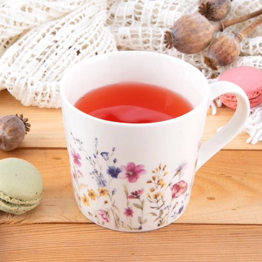 Délicat décor floral et anse confortable