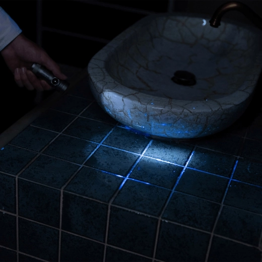 Double lumière : LED blanche + UV 365 nm