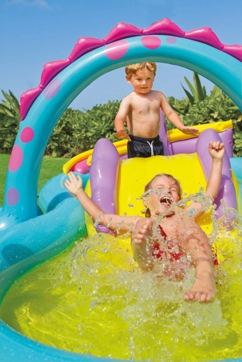 Toboggan et piscine peu profonde