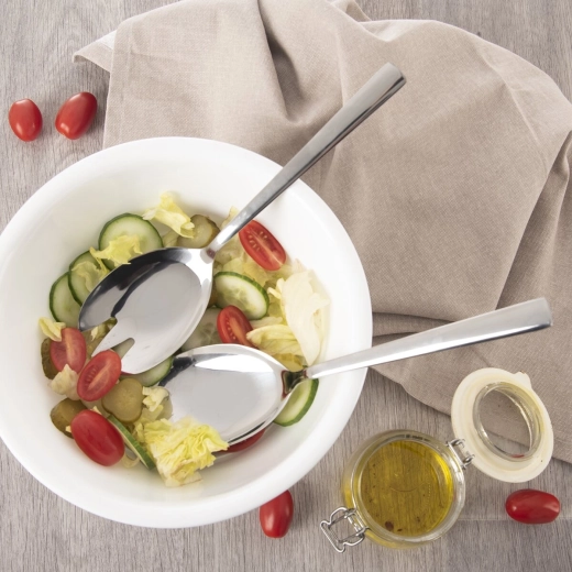 Service pratique du saladier à l’assiette