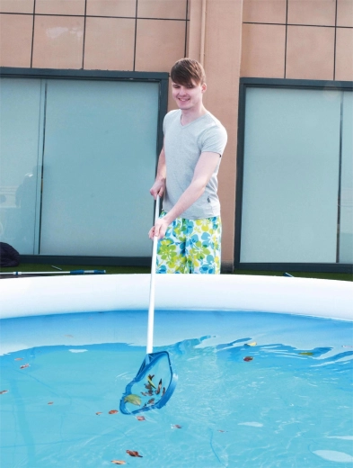 Épuisette à mailles fines pour une surface d’eau propre