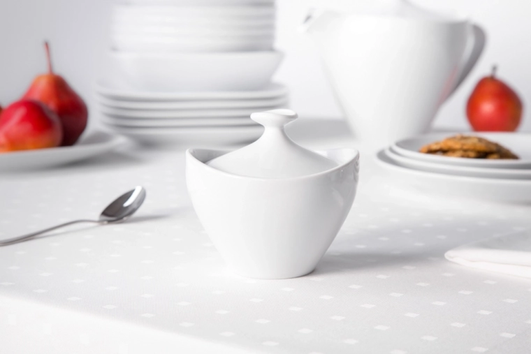 Design blanc intemporel pour toutes les tables