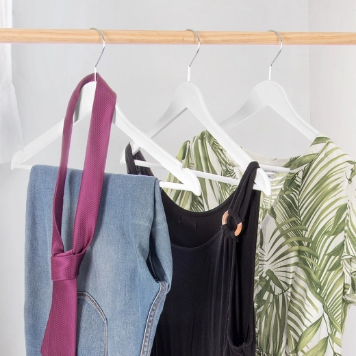 Crochet métallique pivotant pour une suspension pratique