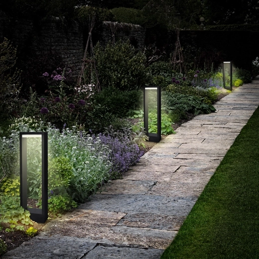 Éclairage moderne en potelet pour le jardin et les chemins