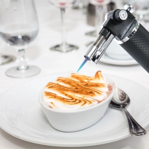 Crème brûlée et desserts parfaits en un instant