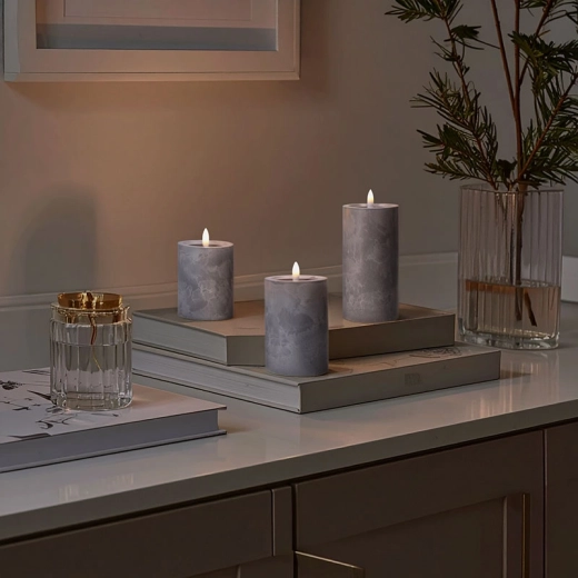 Décor marbre gris et trois hauteurs pour une mise en scène élégante
