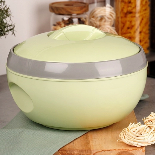 Service élégant à la maison et sur la table