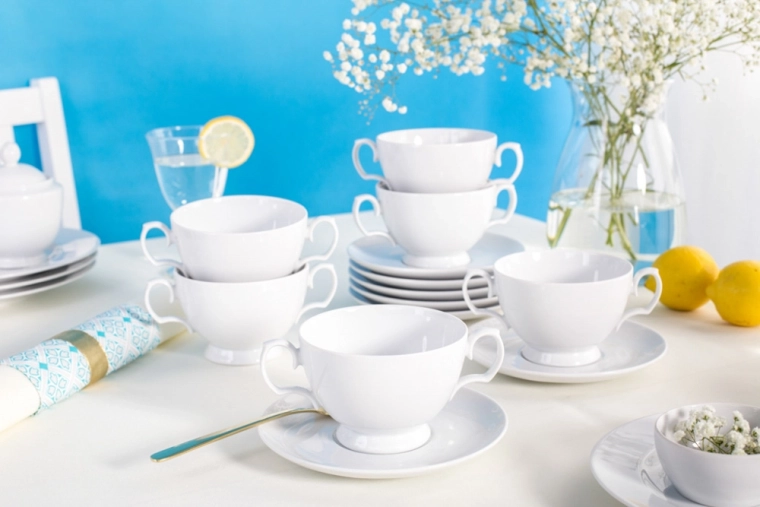 Tasses confortables avec soucoupe