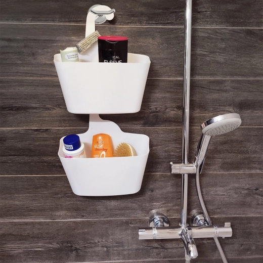 Rangement clair des produits de toilette dans la douche