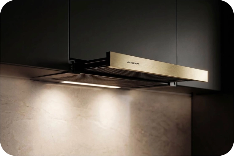 Design élégant noir et or pour une cuisine moderne