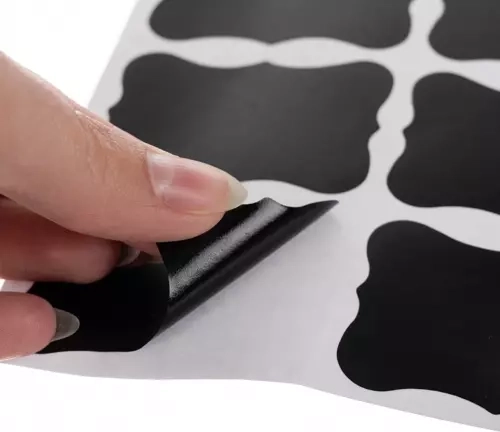 Adhère fermement sur différentes surfaces