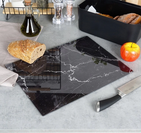 Découpe en toute sécurité grâce aux pieds antidérapants