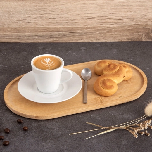 Service élégant des boissons et desserts