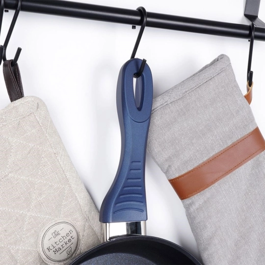 Poignée ergonomique avec trou de suspension