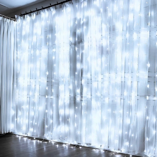 Large couverture 3 × 3 m et 300 LED pour un effet saisissant