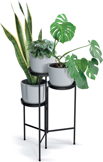 Structure métallique stable avec bords relevés