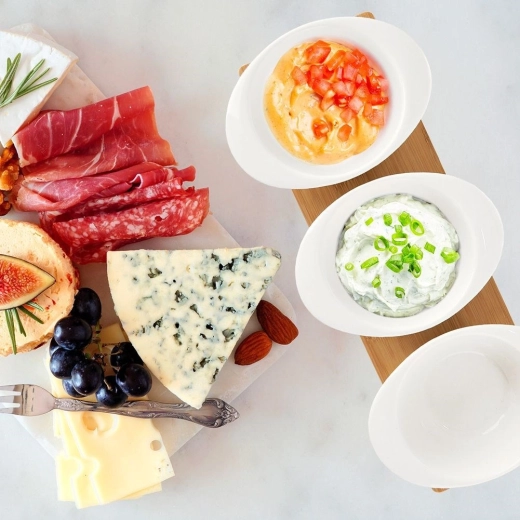 Bols et cuillères en porcelaine pour un service facile