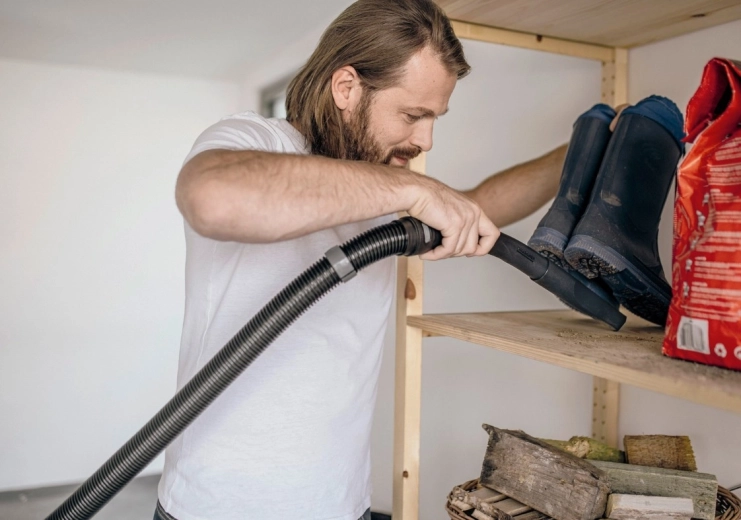 Rangement astucieux des accessoires et du flexible sur la tête de l’appareil