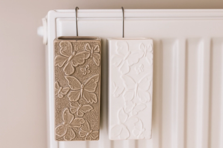 Céramique élégante avec relief de papillons