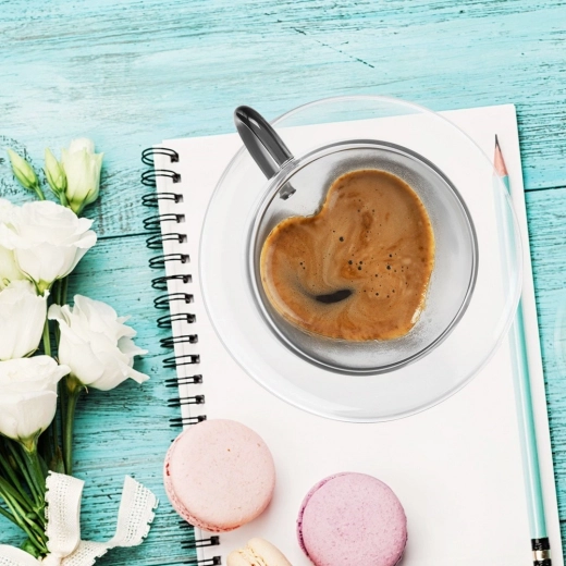 Forme de cœur spectaculaire à l’intérieur de la tasse