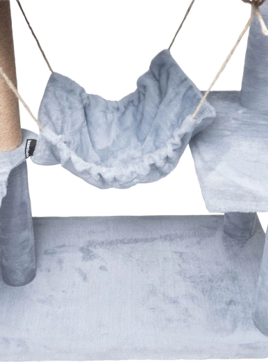 Espace de repos confortable : maisonnette et hamac suspendu