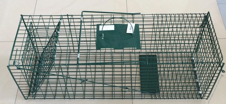 Fermeture basculante fiable avec mécanisme à ressort