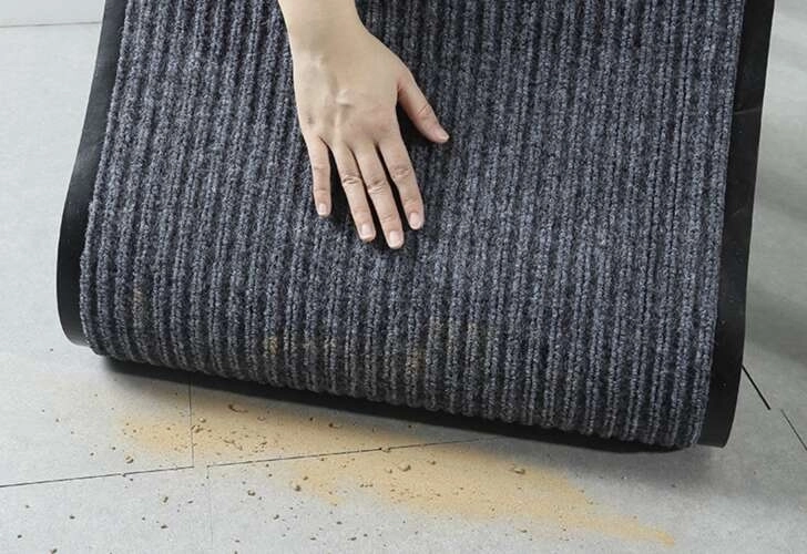 Retient les saletés et l’humidité dans les fibres