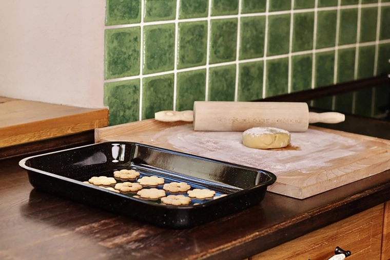 Bords hauts pour un four plus propre et des résultats juteux