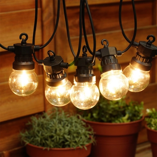 Éclairage ambiant chaleureux pour terrasses et jardins