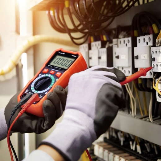 Travail plus sûr grâce à la fonction NCV et à la certification CAT III 600 V