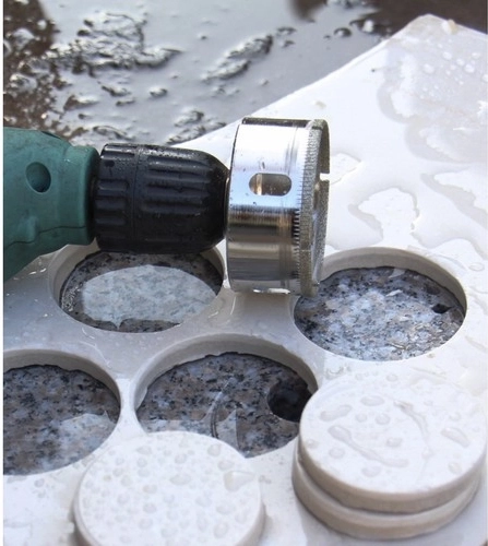 Possibilité de perçage à l’eau et à sec
