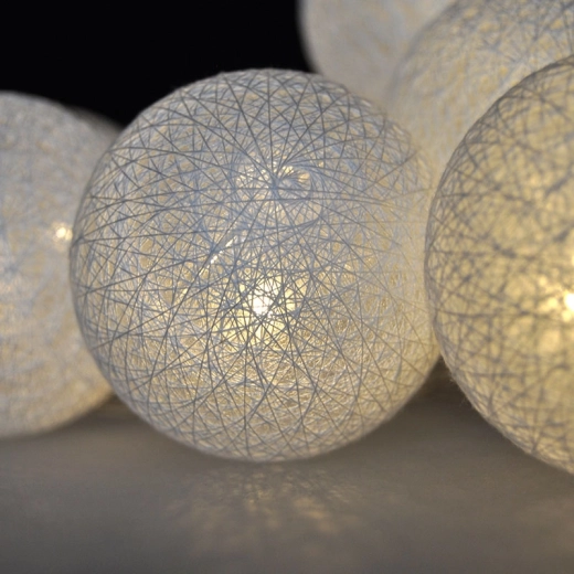 Boules en coton pour une lumière douce et élégante