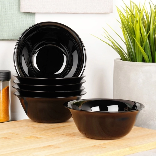 Design noir élégant pour une table moderne