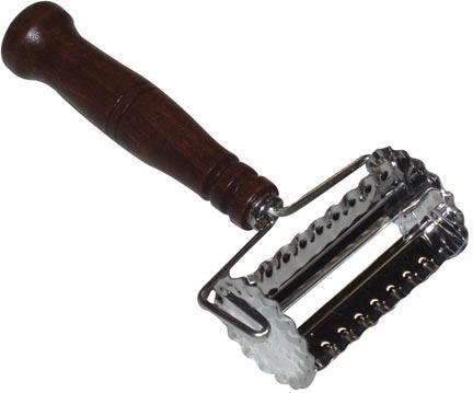 Rouleau découpeur pour rouleaux 6 × 4 cm inox avec manche en bois