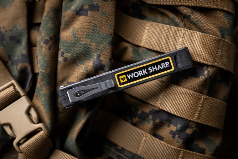 Structure pliante et clip de poche