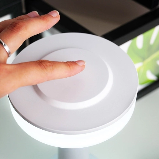 Commande tactile et trois niveaux de luminosité