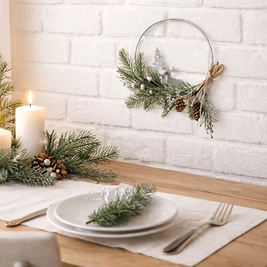 Verdure hivernale et décorations pour une atmosphère chaleureuse