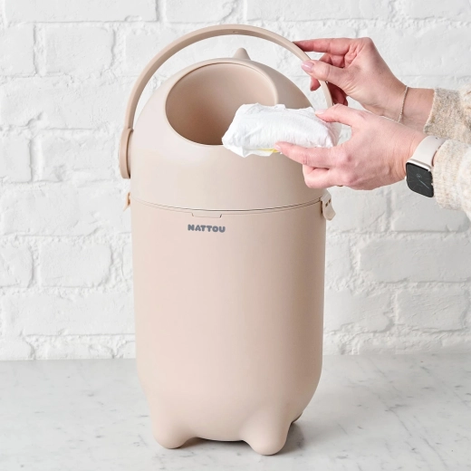 Poubelle à couches avec système anti-odeurs et utilisation d’une seule main