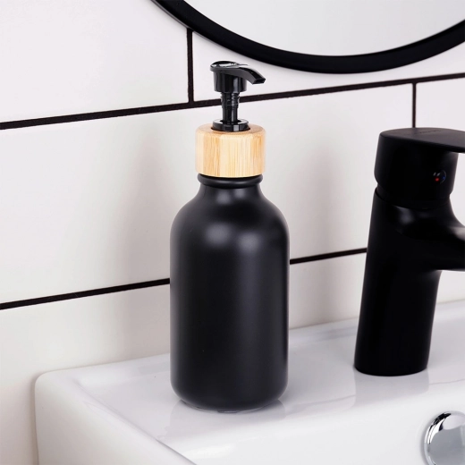 Design moderne noir mat avec bambou