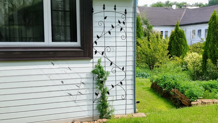 Installation facile contre un mur ou dans un massif