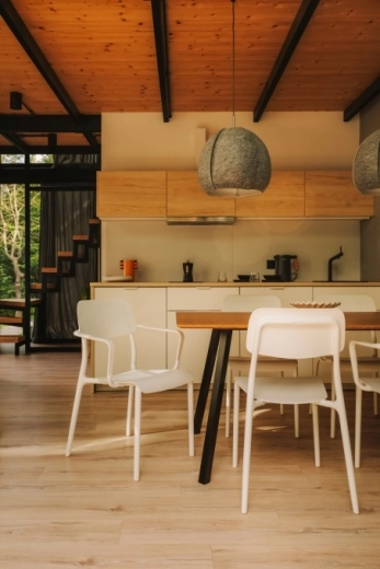 Confort avec accoudoirs et ergonomie